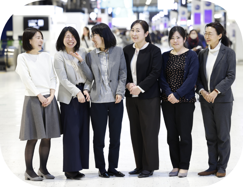 人事総務部の女性6人が立ち話で談笑している写真